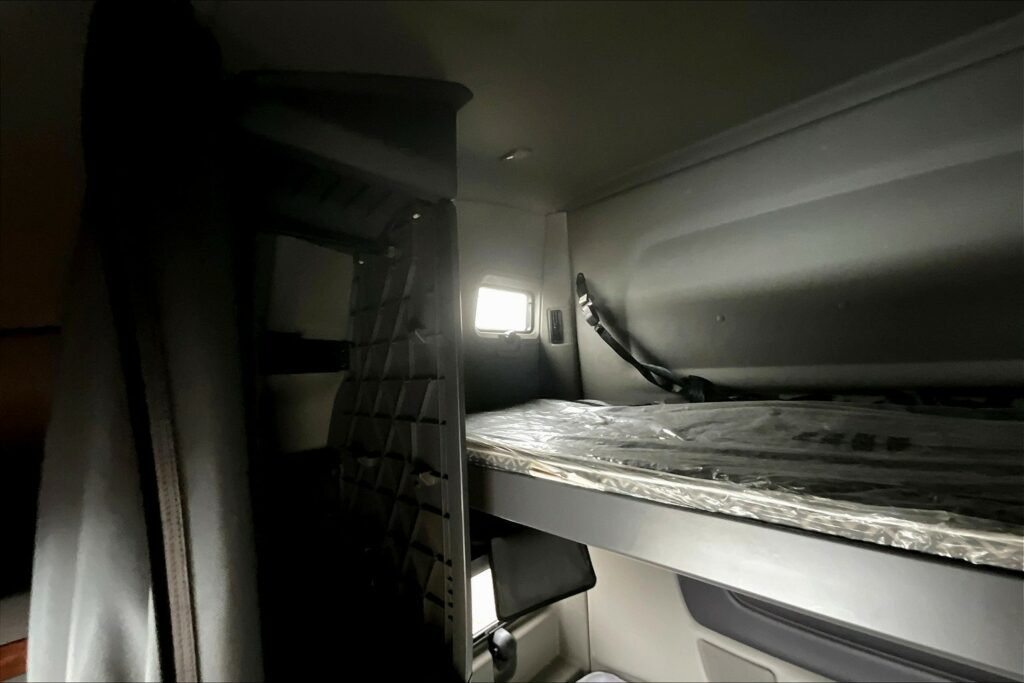 2022 CUM LT625 6×4 Sleeper