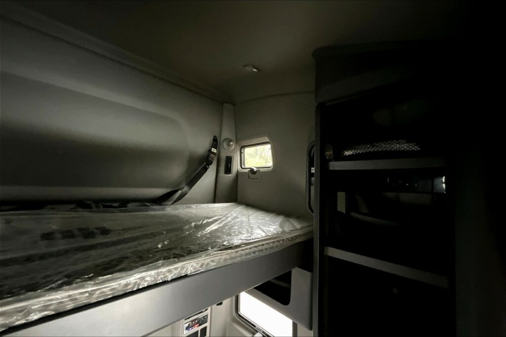 2022 CUM LT625 6×4 Sleeper