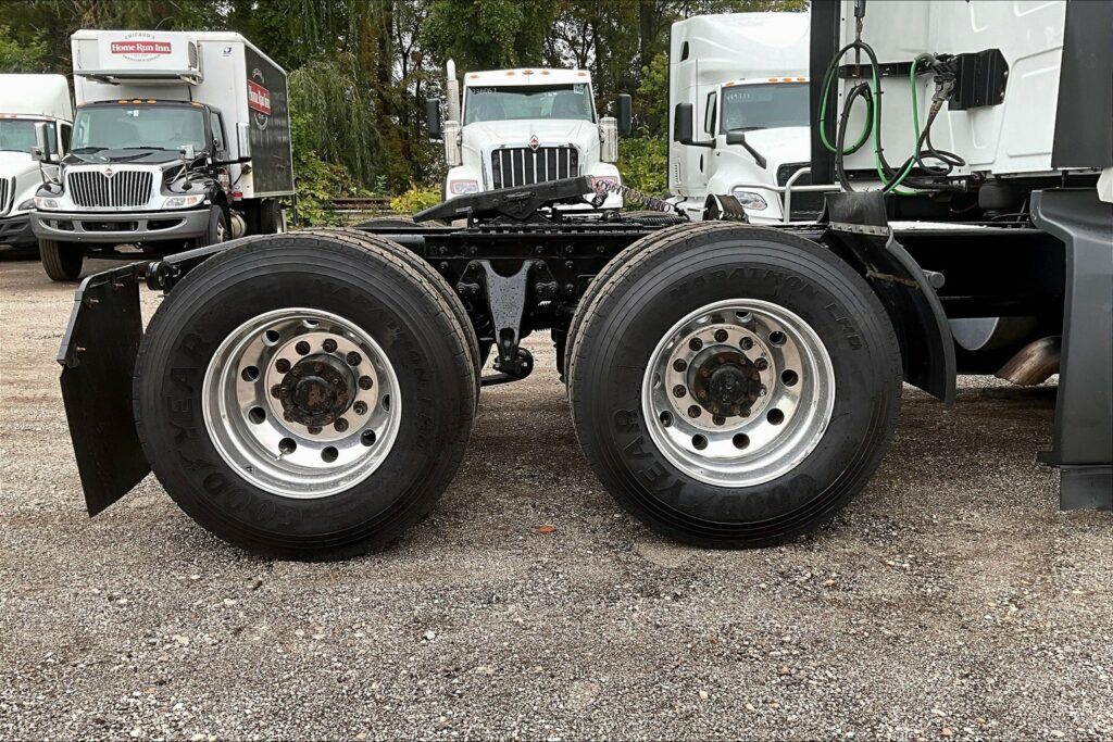 2022 CUM LT625 6×4 Sleeper