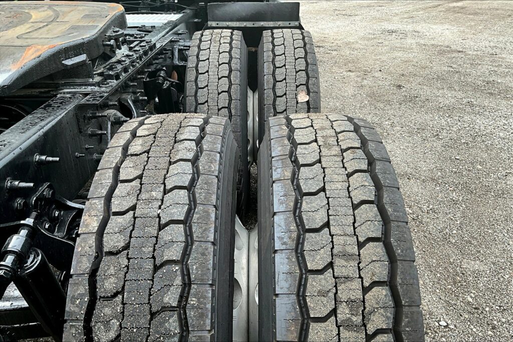 2022 CUM LT625 6×4 Sleeper