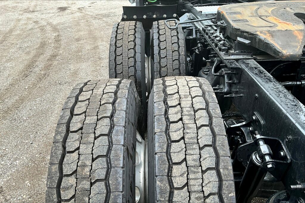 2022 CUM LT625 6×4 Sleeper