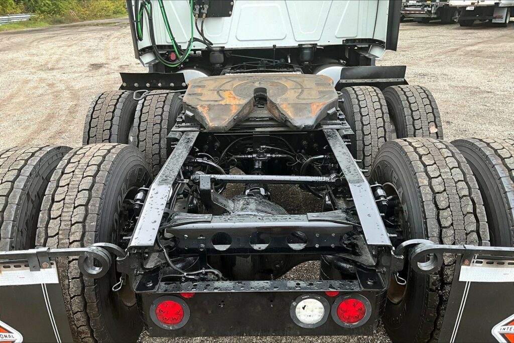 2022 CUM LT625 6×4 Sleeper