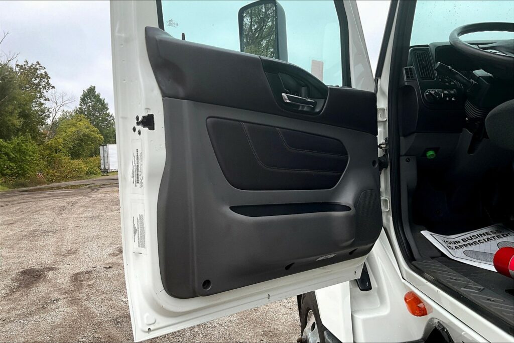 2022 CUM LT625 6×4 Sleeper