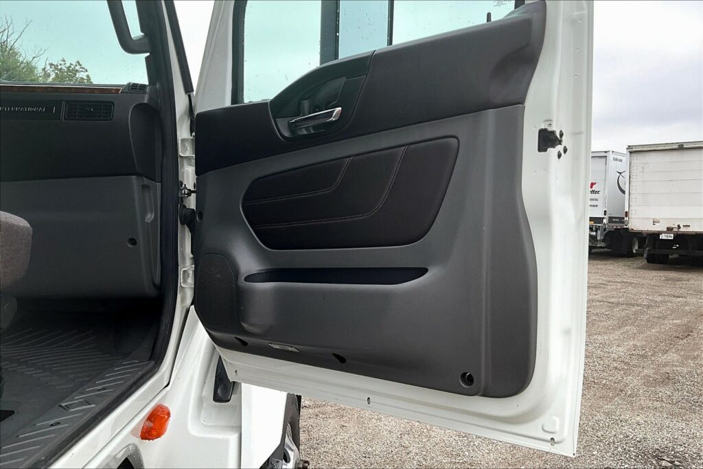 2022 CUM LT625 6×4 Sleeper