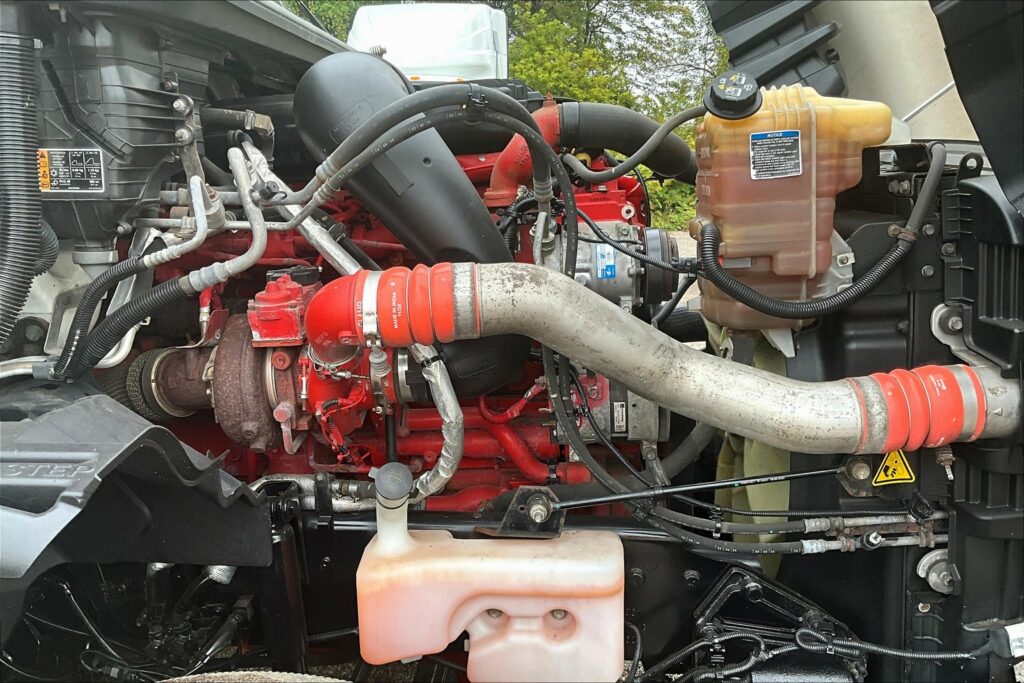 2022 CUM LT625 6×4 Sleeper