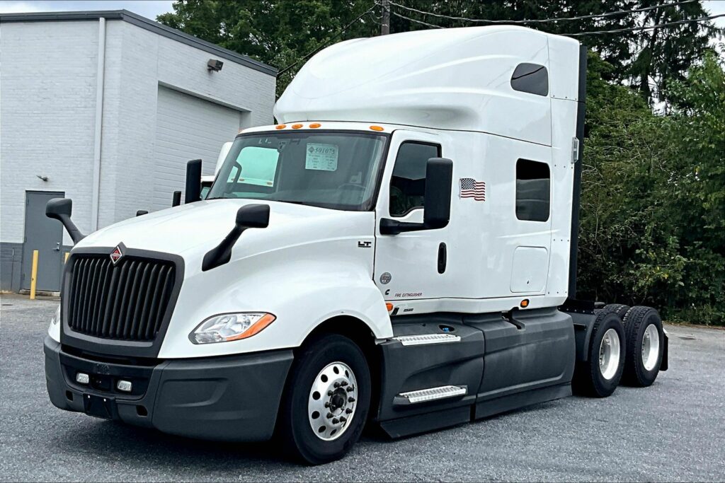 2021 CUM LT625 6×4 Sleeper