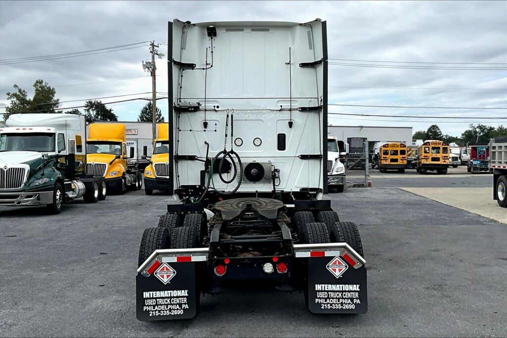 2021 CUM LT625 6×4 Sleeper