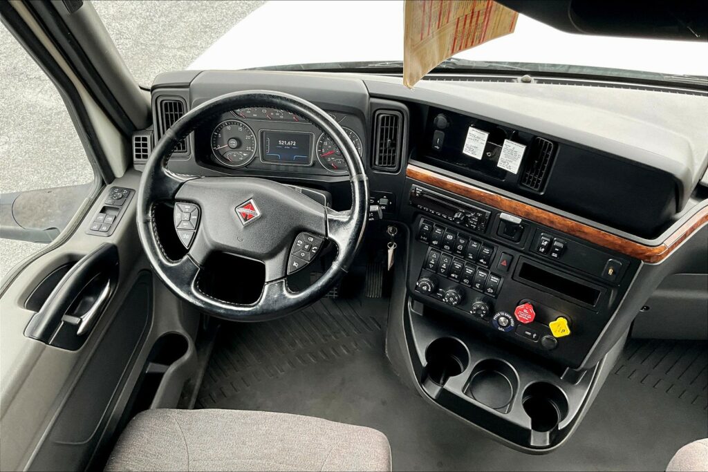 2021 CUM LT625 6×4 Sleeper