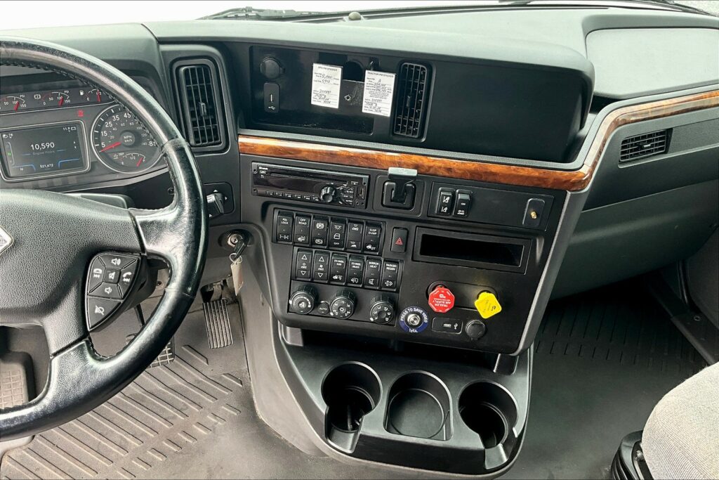 2021 CUM LT625 6×4 Sleeper