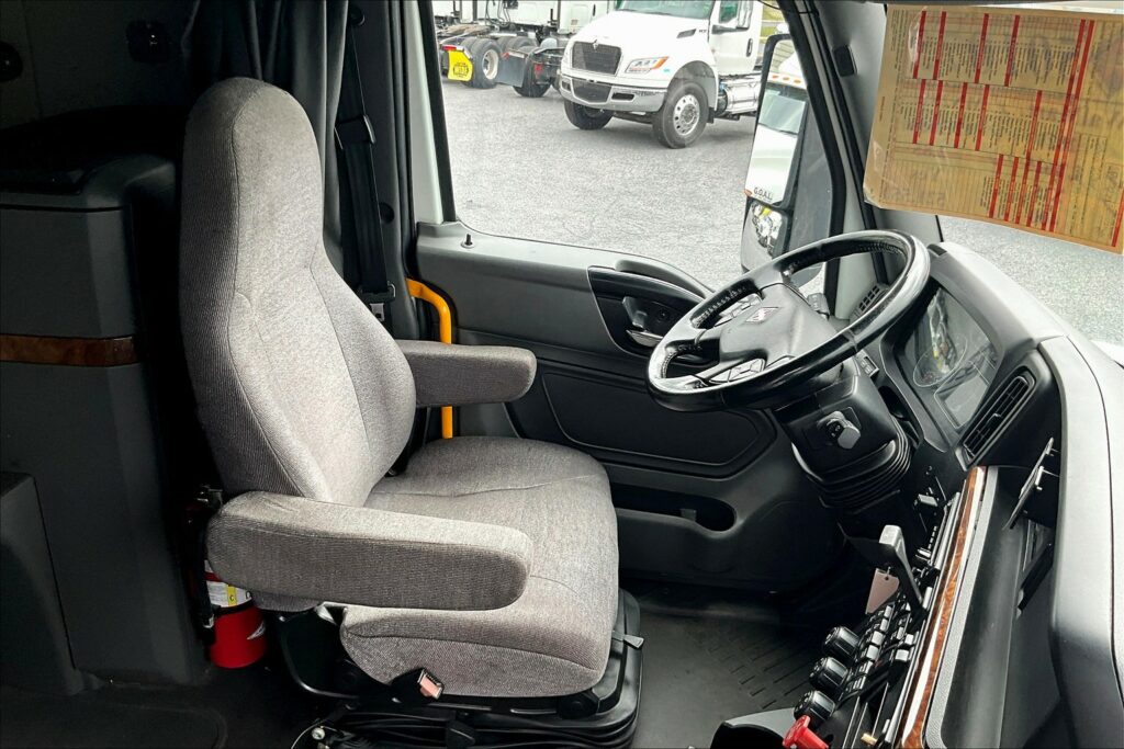 2021 CUM LT625 6×4 Sleeper