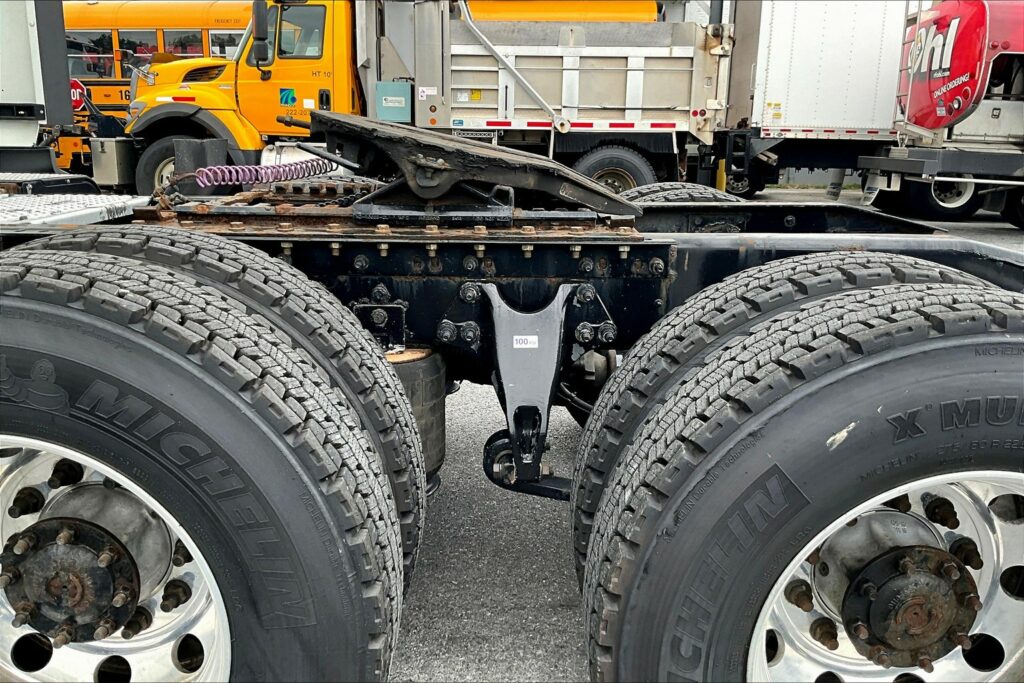 2021 CUM LT625 6×4 Sleeper