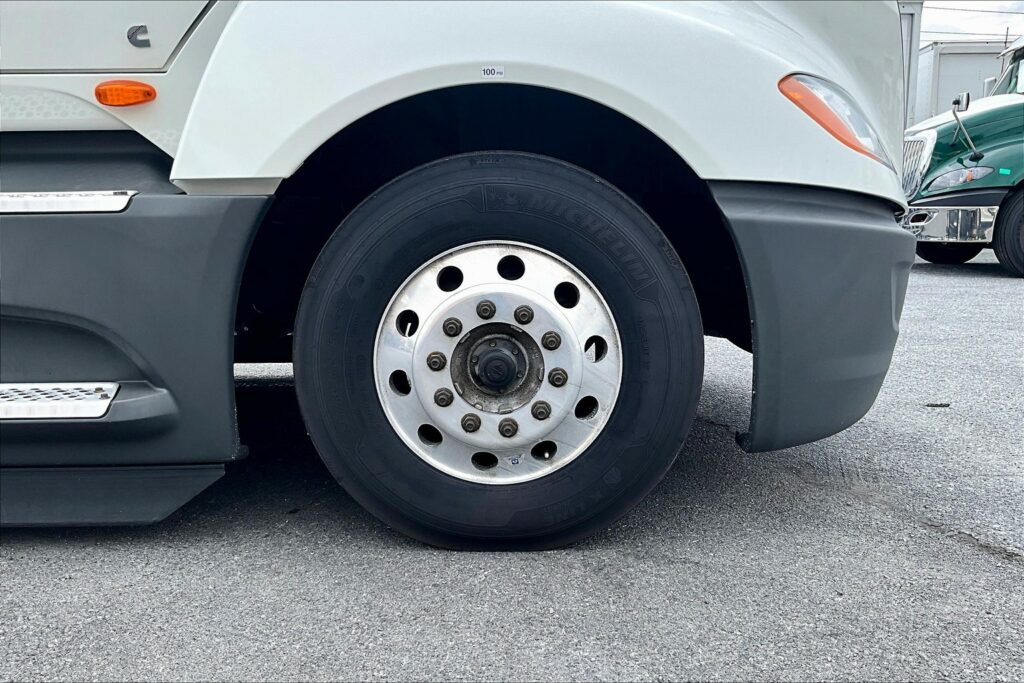 2021 CUM LT625 6×4 Sleeper