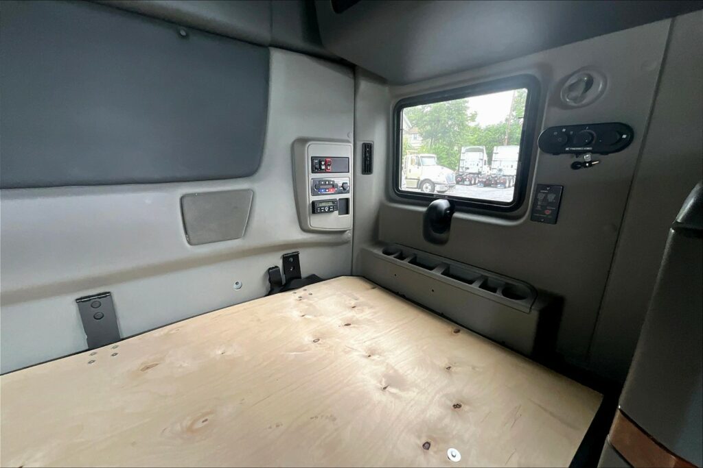 2021 CUM LT625 6×4 Sleeper