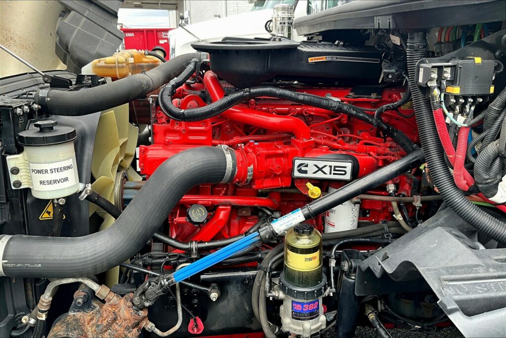 2021 CUM LT625 6×4 Sleeper