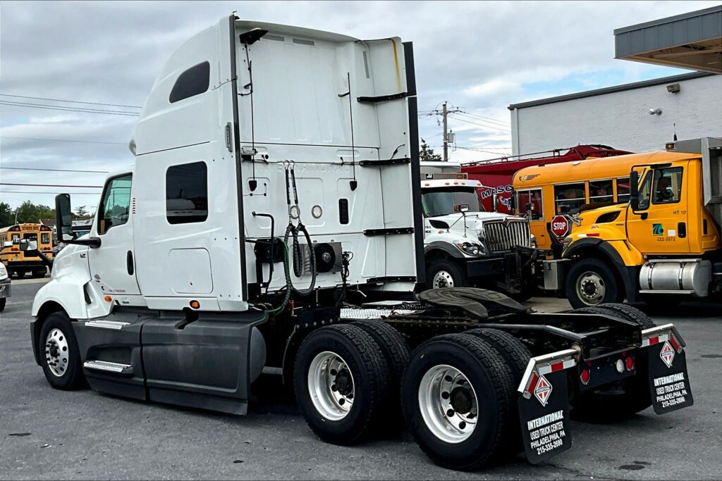 2021 CUM LT625 6×4 Sleeper