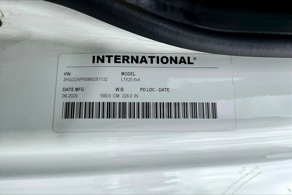 2021 CUM LT625 6×4 Sleeper