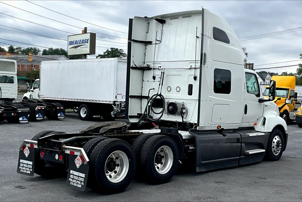 2021 CUM LT625 6×4 Sleeper