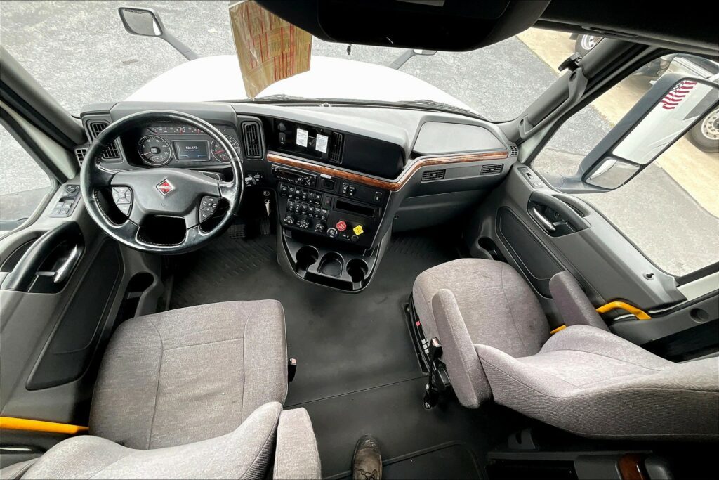 2021 CUM LT625 6×4 Sleeper