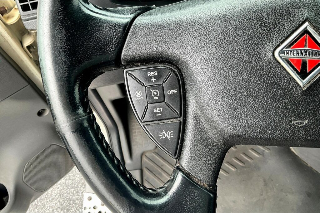 2021 CUM LT625 6×4 Sleeper