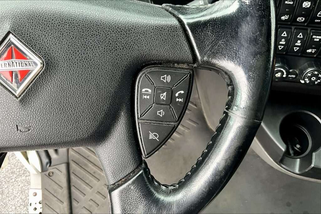 2021 CUM LT625 6×4 Sleeper