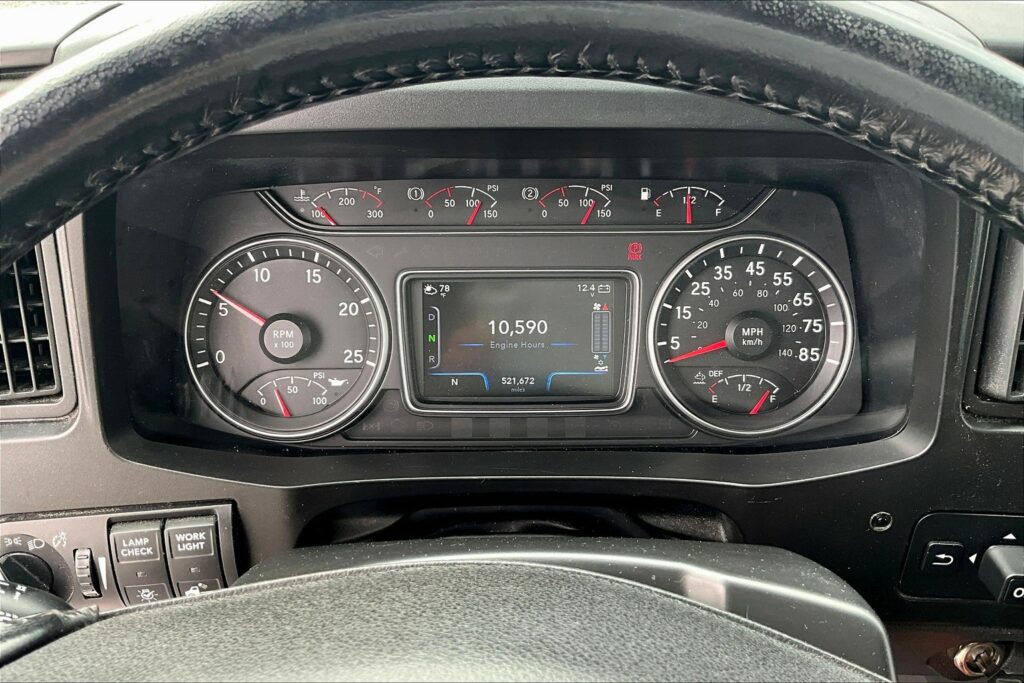 2021 CUM LT625 6×4 Sleeper