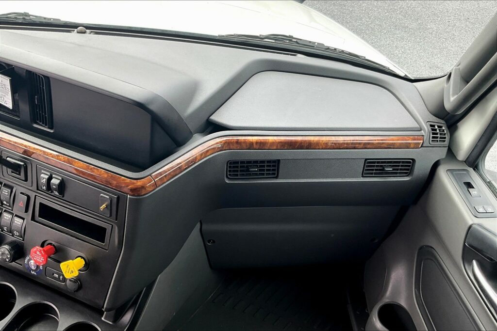 2021 CUM LT625 6×4 Sleeper