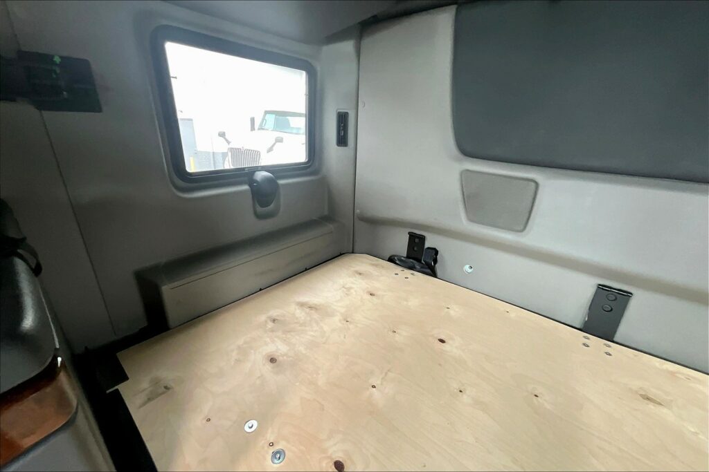 2021 CUM LT625 6×4 Sleeper