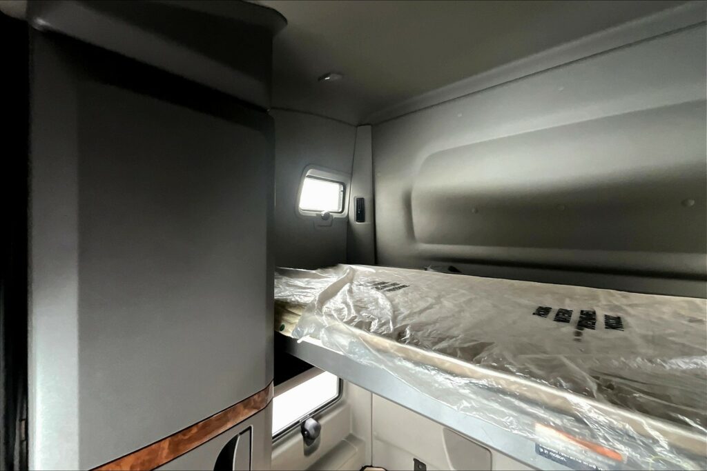 2021 CUM LT625 6×4 Sleeper