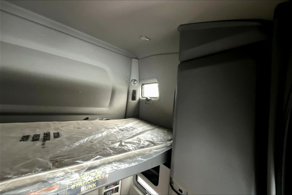 2021 CUM LT625 6×4 Sleeper