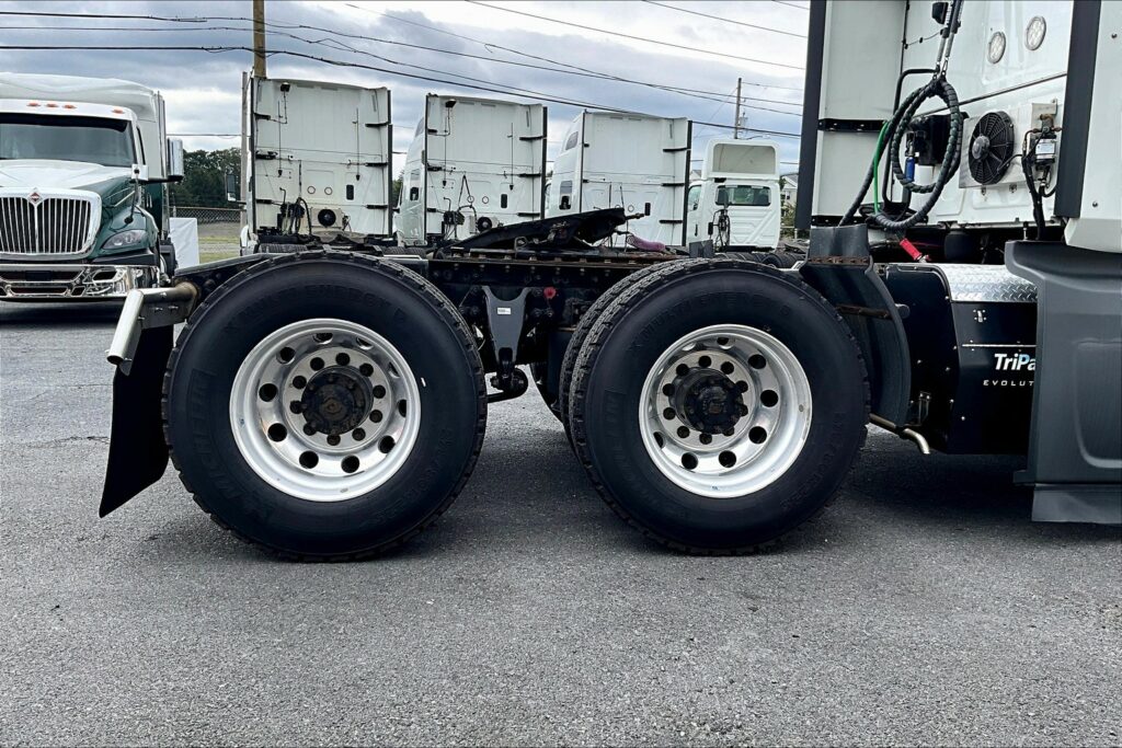 2021 CUM LT625 6×4 Sleeper