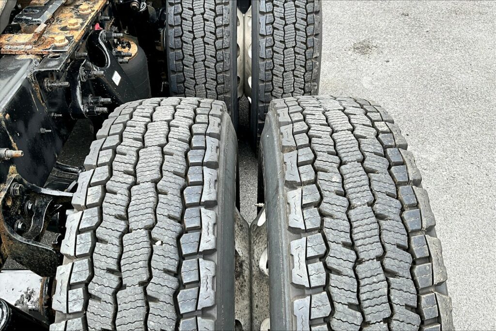 2021 CUM LT625 6×4 Sleeper