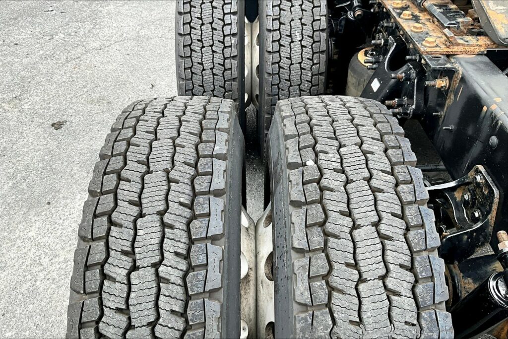 2021 CUM LT625 6×4 Sleeper