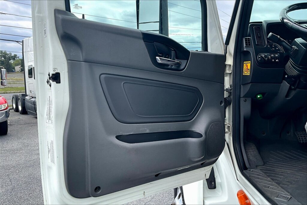 2021 CUM LT625 6×4 Sleeper