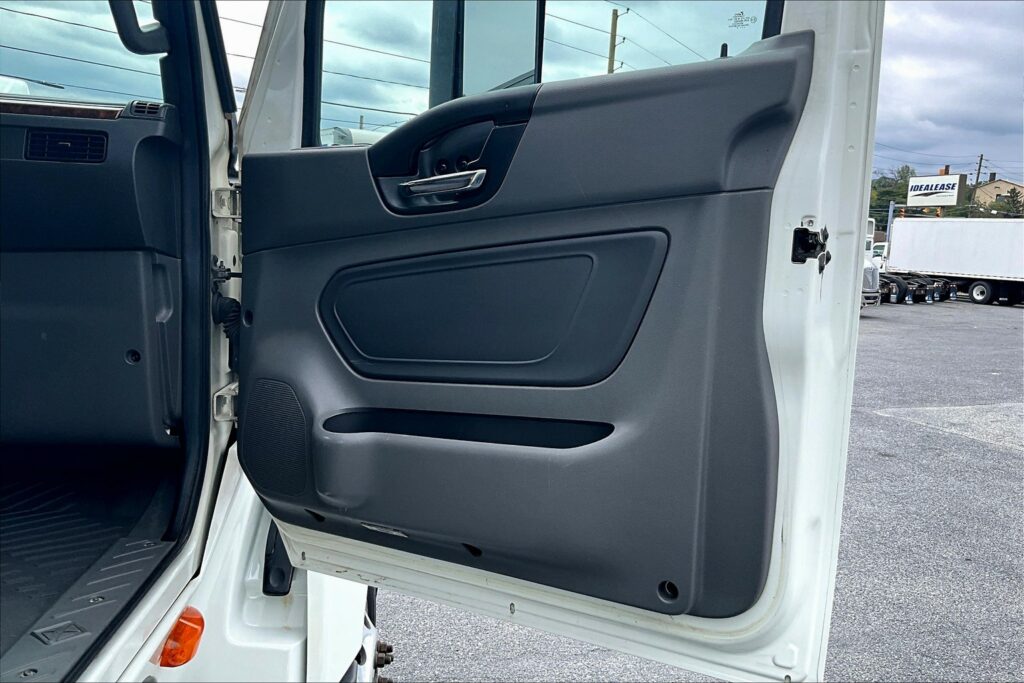 2021 CUM LT625 6×4 Sleeper