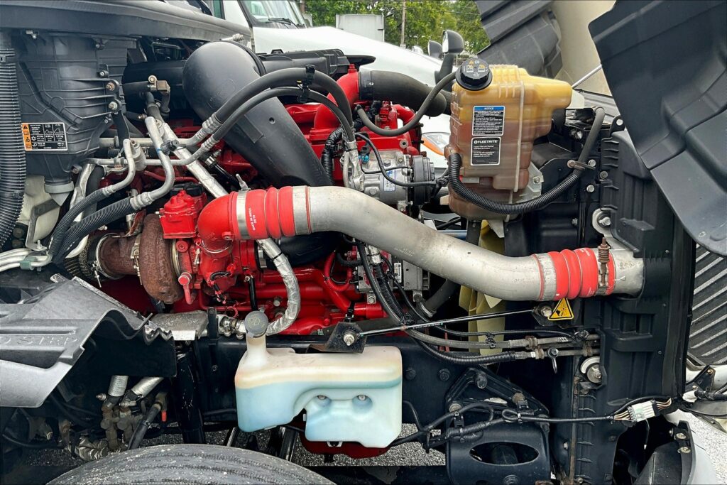 2021 CUM LT625 6×4 Sleeper