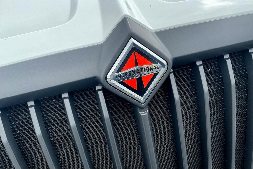 2021 CUM LT625 6×4 Sleeper