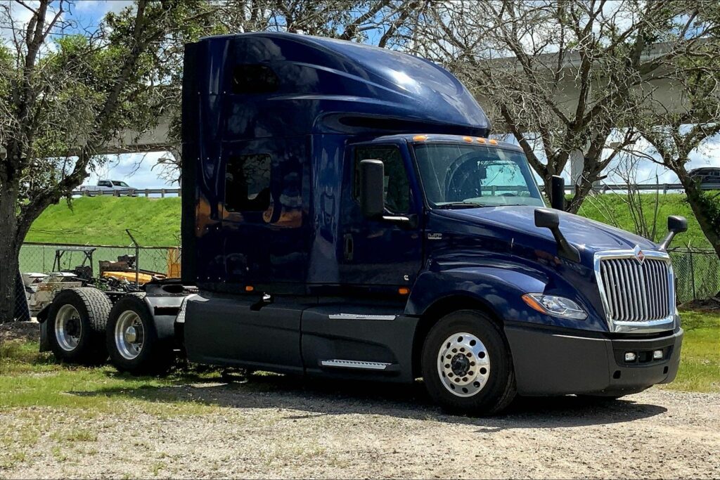 2022 CUM LT625 6×4 Sleeper