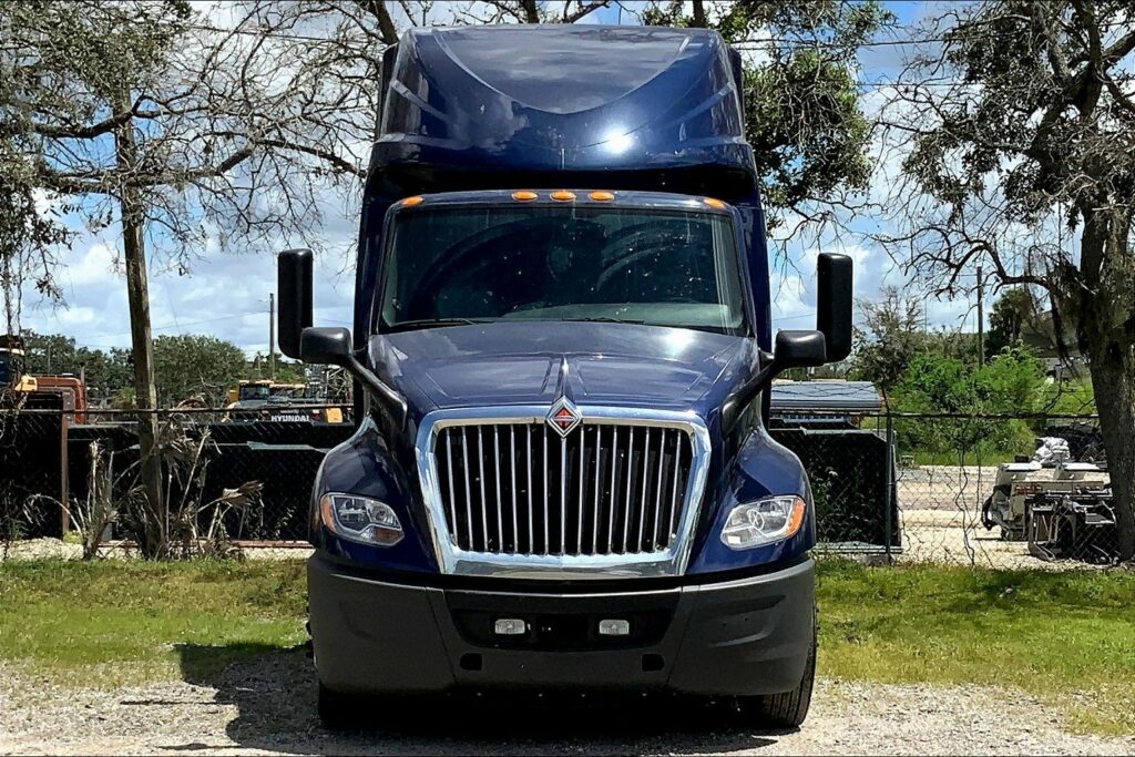 2022 CUM LT625 6×4 Sleeper