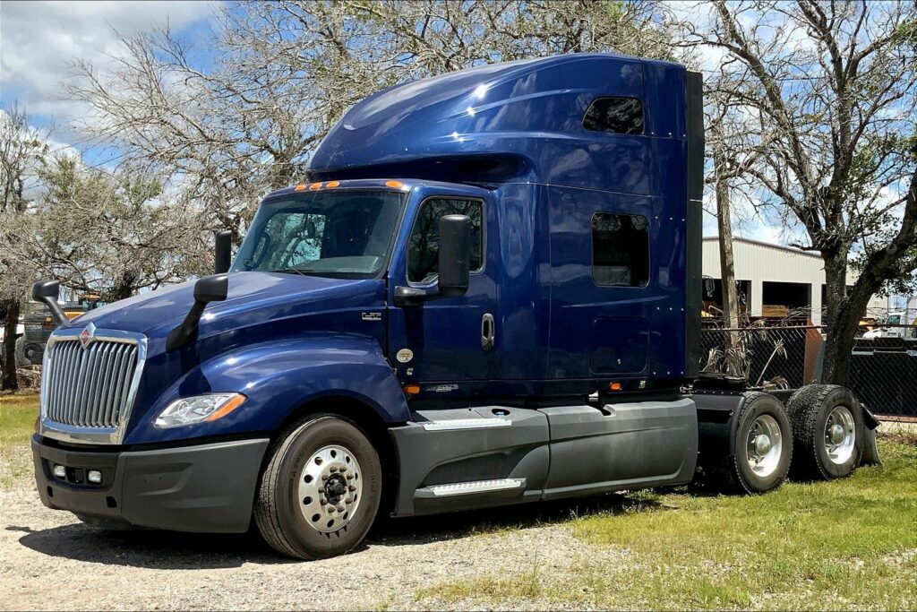 2022 CUM LT625 6×4 Sleeper