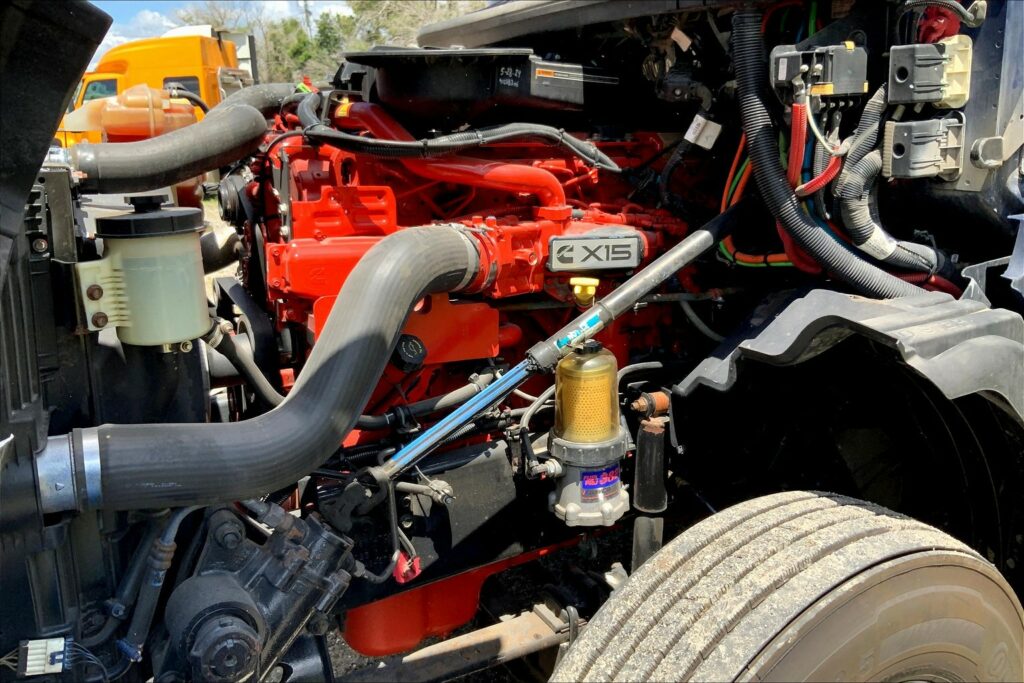 2022 CUM LT625 6×4 Sleeper