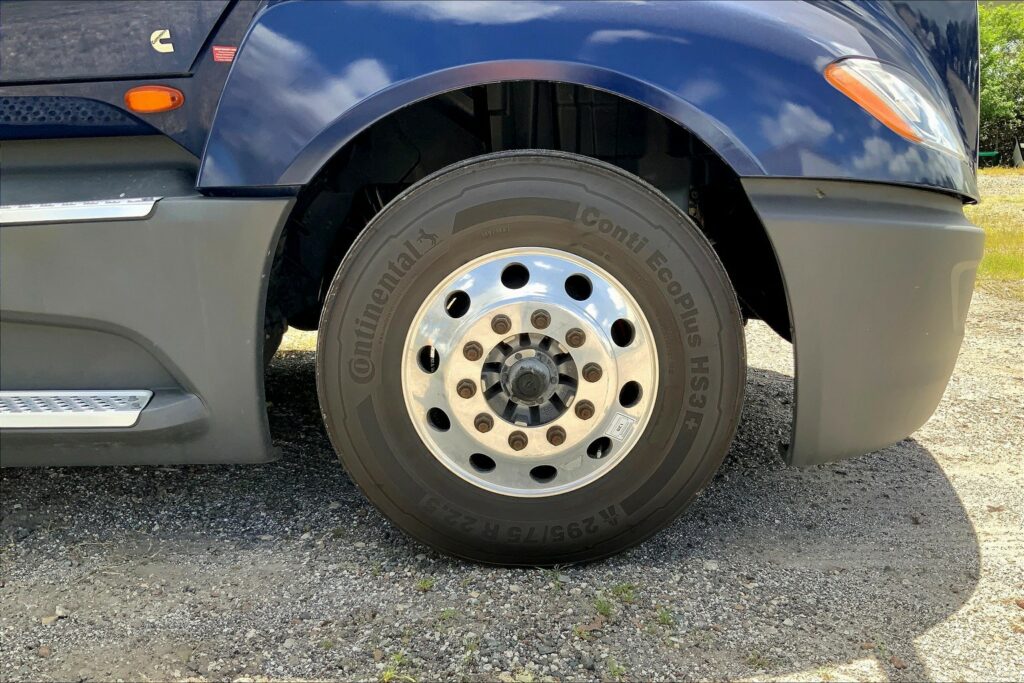 2022 CUM LT625 6×4 Sleeper