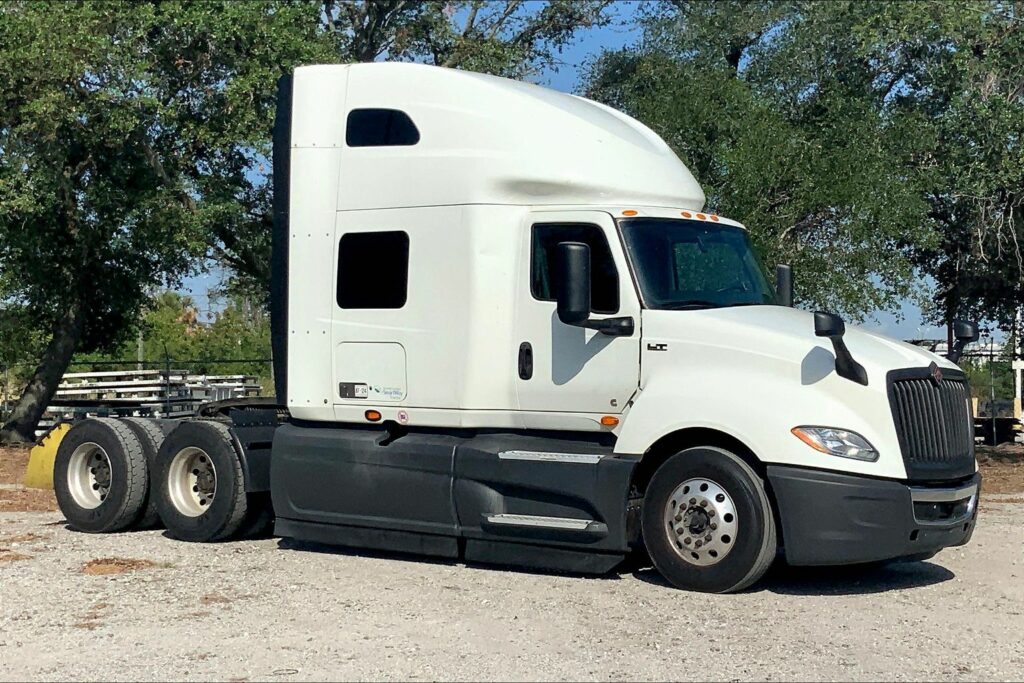 2022 CUM LT625 6×4 Sleeper