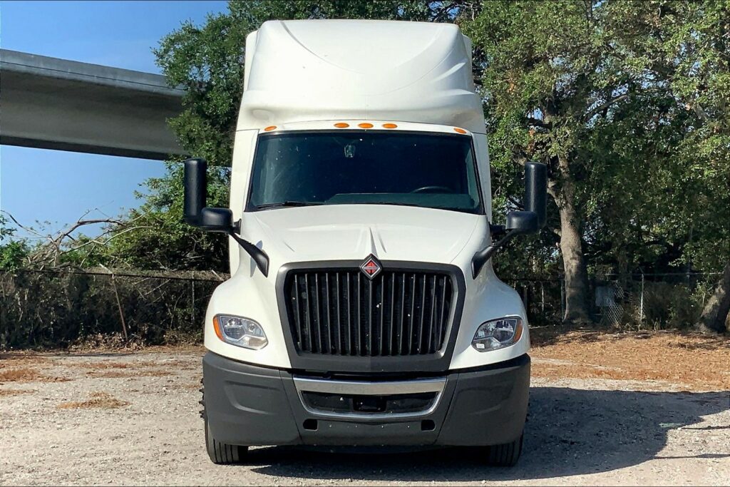 2022 CUM LT625 6×4 Sleeper