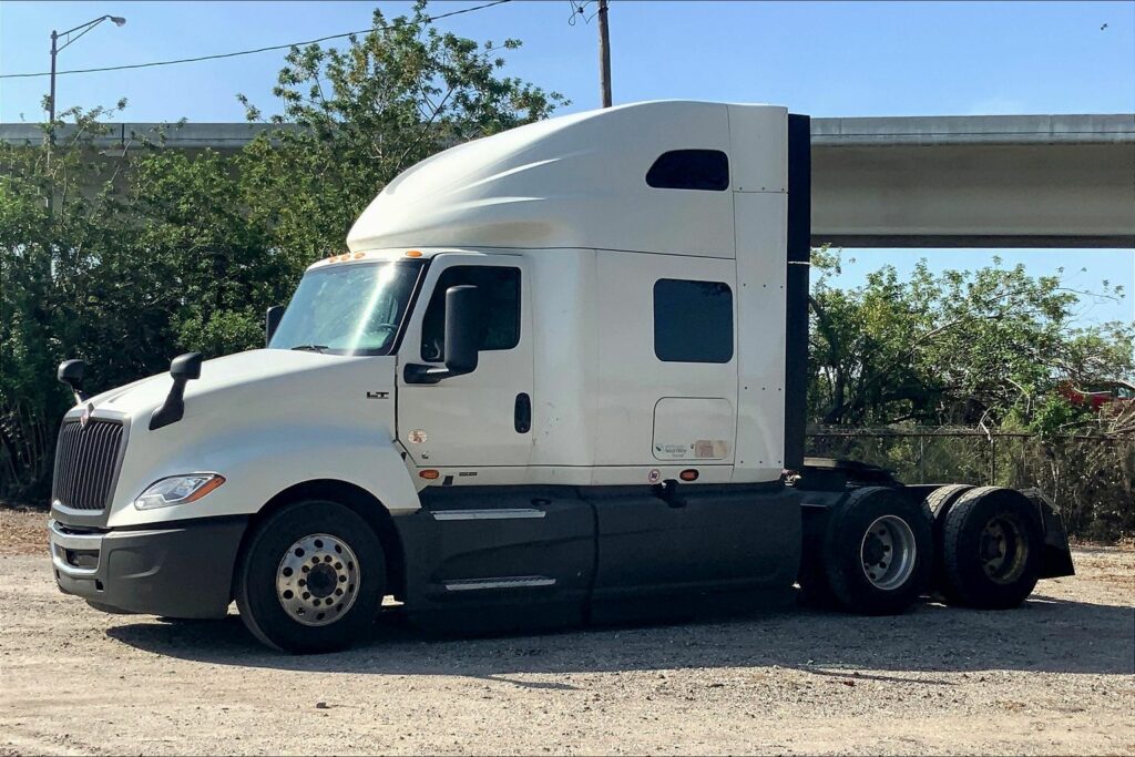 2022 CUM LT625 6×4 Sleeper