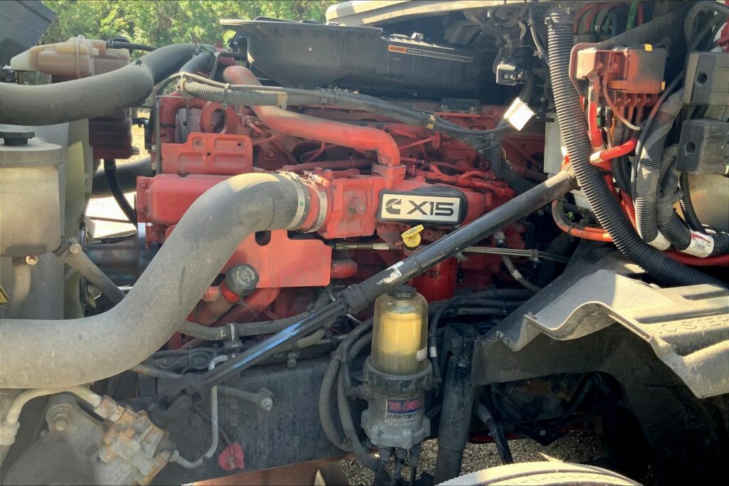 2022 CUM LT625 6×4 Sleeper