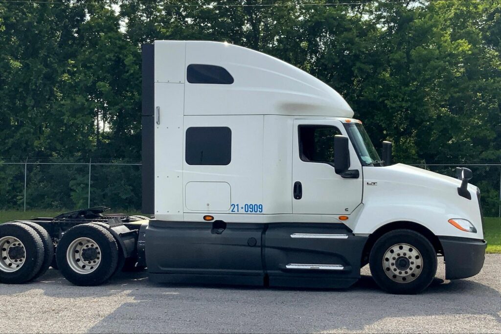 2021 CUM LT625 6×4 Sleeper