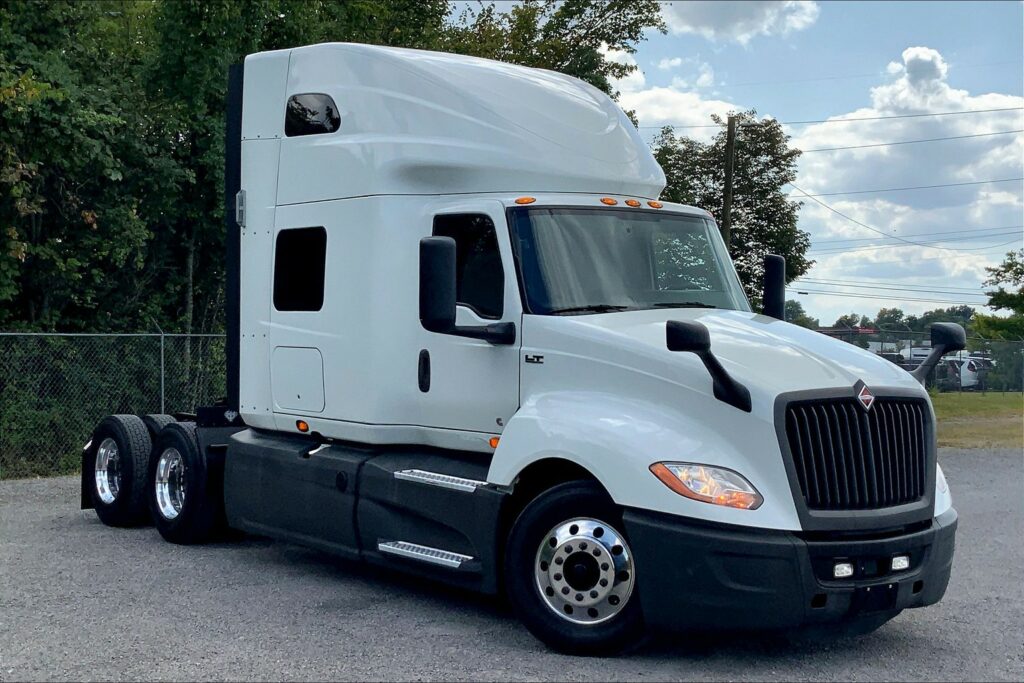 2021 CUM LT625 6×4 Sleeper