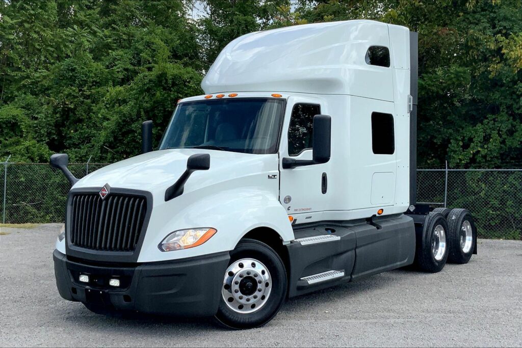 2021 CUM LT625 6×4 Sleeper