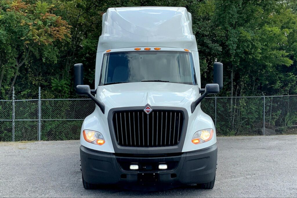 2021 CUM LT625 6×4 Sleeper