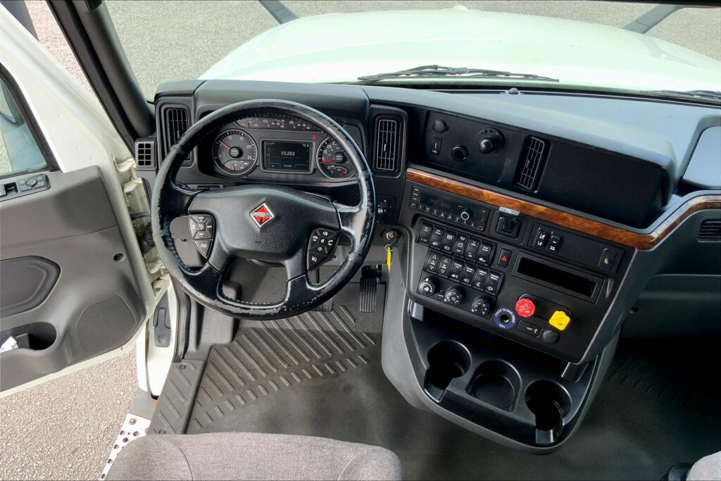 2021 CUM LT625 6×4 Sleeper